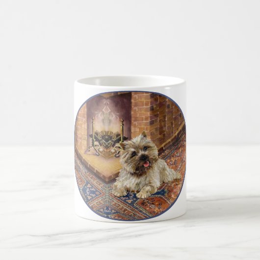 Mug Cairn Terrier près d'une cheminée confortable (Centre)
