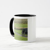 Mug Calèche amish sur une route de campagne, Ohio du N (Devant gauche)