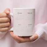 Mug Calendrier 2025 | Rose pastel doux |<br><div class="desc">Profitez de vos boissons préférées tout en séjournant organisé avec cette tasse calendrier 2025 dans un design rose pastel doux. Combinant fonctionnalité et élégance, cette tasse dispose d'un calendrier complet qui est parfait pour un référencement rapide. La douce teinte rose pastel ajoute une touche de sophistication, ce qui en fait...</div>