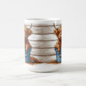 Mug Calf de vache Highland sur Bucket bleu contre mur (Centre)