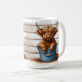 Mug Calf de vache Highland sur Bucket bleu contre mur  (Devant droit)