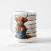 Mug Calf de vache Highland sur Bucket bleu contre mur  (Devant gauche)