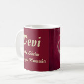 Mug Calligraphie Devi Sanskrit avec mantra (Devant gauche)