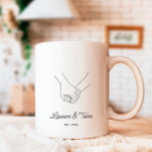 Mug Calligraphie romantique Main dans la main Couple N<br><div class="desc">Script moderne tenant mains Couple Noms café Mug</div>