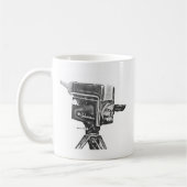 Mug caméra de télévision de studio d'émission des (Gauche)
