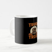 Mug Camion ou traiter Halloween conception de semi-rem (Devant gauche)