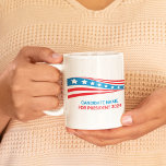 Mug Campagne politique personnalisée Élection du drape<br><div class="desc">Customisez votre propre tasse électorale de campagne politique en ajoutant votre propre nom ou un autre politicien sous ces étoiles et rayures en rouge,  blanc et bleu. Ajoutez un nom personnalisé pour le président américain en 2024 ou un autre bureau politique aux Etats-Unis.</div>