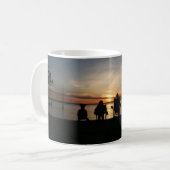 Mug Camping de plage de coucher du soleil (Devant gauche)