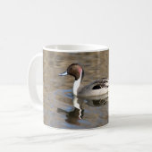 Mug Canard à queue pointue nage dans un étang (Devant gauche)
