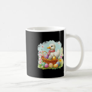 Mug Canard Blanc Sur Une Byskette Pleine D'Oeufs De Pâ