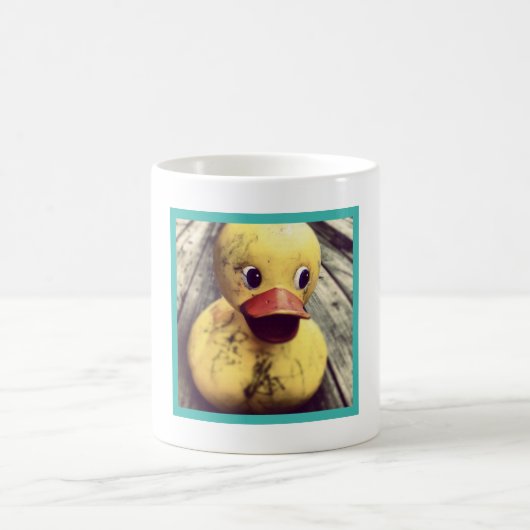Mug Canard en caoutchouc sale assis sur un pont en boi (Centre)