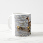 Mug Canards de mère et de bébé sur la rivière (Devant gauche)