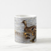 Mug Canards de mère et de bébé sur la rivière (Centre)