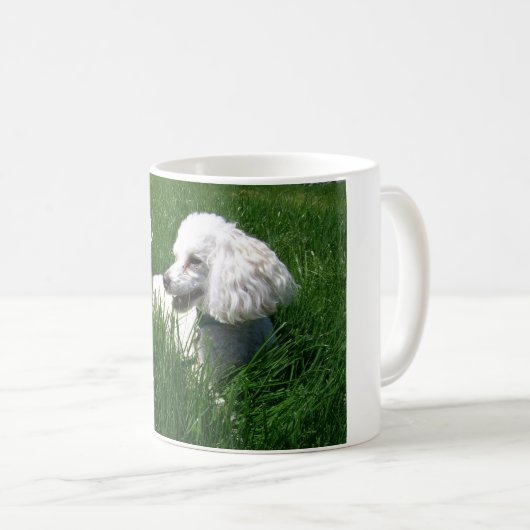 Mug Caniche blanche en Grass vert Chien Chien Jours Mu (Devant droit)