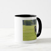 Mug Caniche jouant le frisbee (Devant droit)