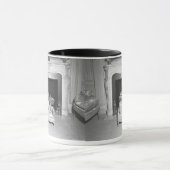 Mug Caniches miniatures se reposant devant la cheminée (Centre)