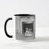 Mug Caniches miniatures se reposant devant la cheminée (Gauche)