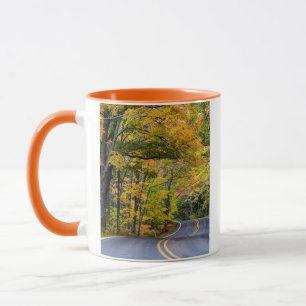 Mug Canopée automnale de couleur le long de l'autorout