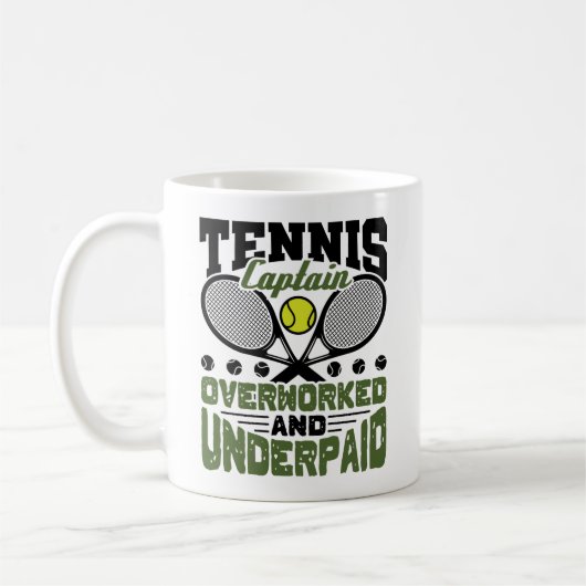 Mug Capitaine de tennis surtravaillé et sous-traité (Gauche)