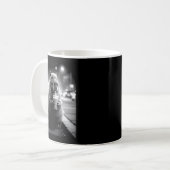 Mug Capybara buvant un café glacé mème d'animaux drôle (Devant gauche)