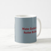Mug Cardinal d'hiver sur une maison d'oiseaux festive (Devant droit)