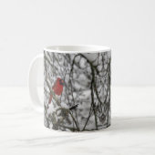 Mug Cardinal rouge dans un arbre à neige (Devant gauche)
