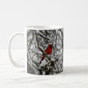 Mug Cardinal rouge dans un arbre à neige