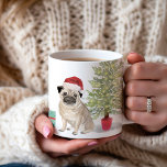 Mug Carlin 1er Noël Personnalisé<br><div class="desc">Faites de cette saison des Fêtes un moment spécial avec cette adorable tasse de carlin de Noël ! Doté d'un carlin d'aquarelle mignon qui fait pivoter un chapeau de Père Noël,  il est parfait pour fêter un premier Noël dans le style.</div>