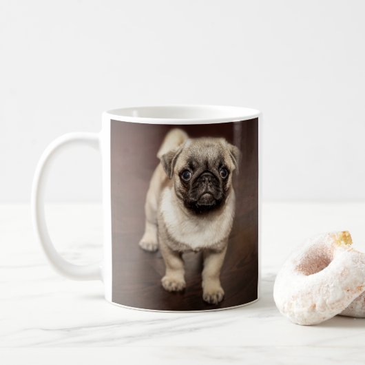 Mug Carlin Chiot sur parquet poli (Avec donut)