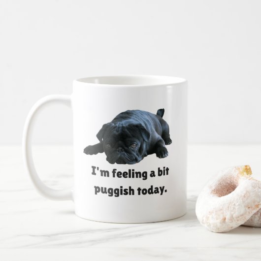 Mug Carlin noir drôle - je sens un peu Puggish (Avec donut)
