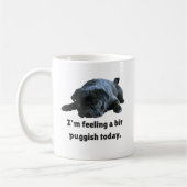 Mug Carlin noir drôle - je sens un peu Puggish (Gauche)