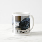 Mug Carlin noir mignon, lazy, chiot, je ne veux pas (Devant droit)
