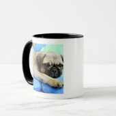 Mug Carlin s'étendant sur des coussins (Devant gauche)