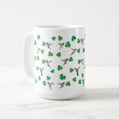 Mug Carte de la Saint-Patrick avec colibri et trèfles (Devant gauche)