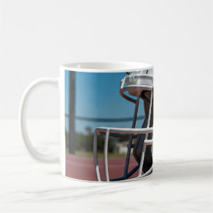 Mug Casque de football blanc sur la ligne du terrain