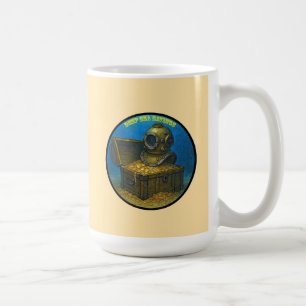 Mug Casque de plongée vintage sur un coffre au trésor