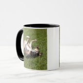 Mug Catahoula Leopard Chien Roulant dans l'herbe (Devant gauche)