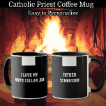 Mug Catholique prêtre Noir Clergé Collar Religieux<br><div class="desc">Chaque prêtre adorera avoir sa propre tasse personnalisée avec le collier du prêtre catholique romain. Tout le texte et les polices peuvent être modifiés.</div>