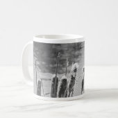 Mug Cattails près de l'étang en noir et blanc (Devant gauche)