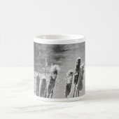 Mug Cattails près de l'étang en noir et blanc (Centre)