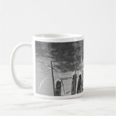 Mug Cattails près de l'étang en noir et blanc (Gauche)