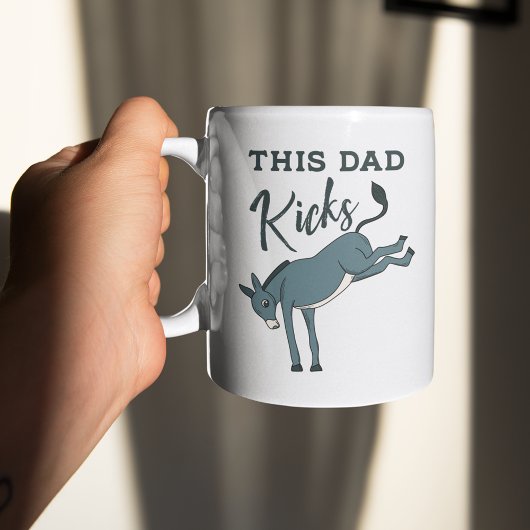 Mug Ce papa donne un coup de pied à Donkey Funky Fête