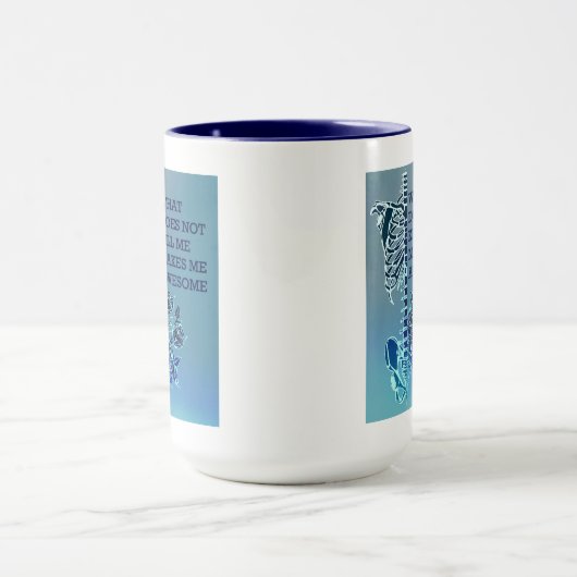 Mug Ce qui ne me tue pas me rend impressionnant (Centre)