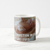 Mug Célébrez l'AMOUR - la plus grande conviction est (Devant droit)