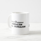 Mug Celui qui se produise - journalisme (Devant gauche)