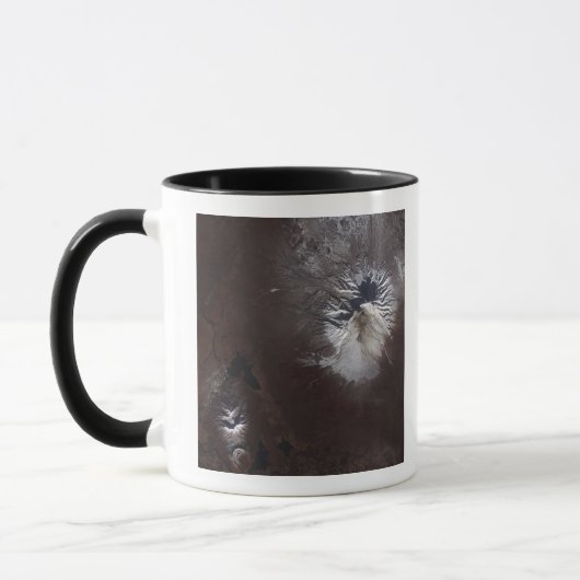 Mug Cendres de cendres sur le volcan Shiveluch en Russ (Gauche)