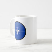 Mug Cercle de drapeau de qualité de l'OTAN (Devant gauche)
