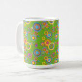 Mug Cercles de mode rétro sur fond vert (Devant gauche)