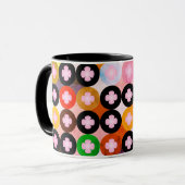 Mug Cercles multicolores cool et trèfles roses (Devant gauche)
