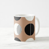 Mug Cercles noirs, blancs, arrière - plans bruns. (Devant droit)